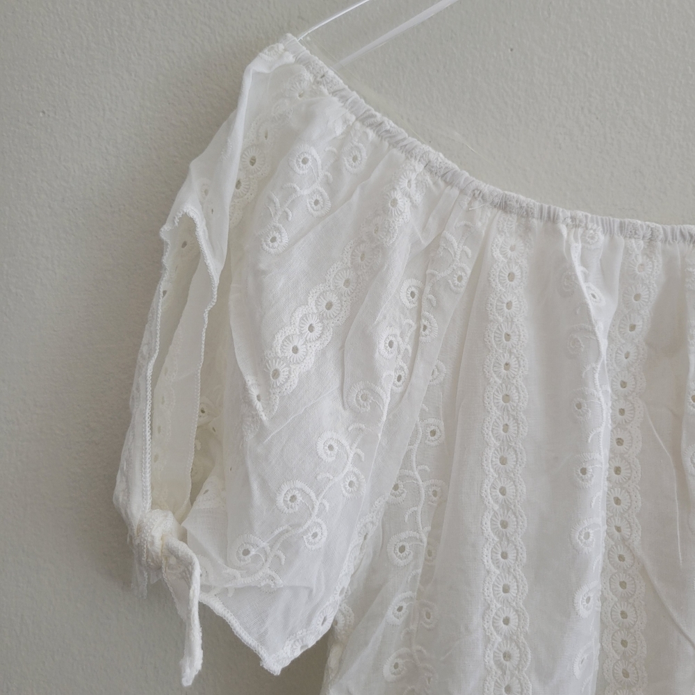 White Off-The-Shoulder Floral Embroidery Blouse - Picture 5 of 5